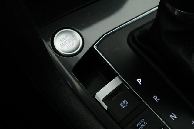 Volkswagen TIGUAN 1.4 TSI 150pk DSG R-Line Highline Trekhaak Stoelverwarming Keyless Virtual Cockpit Navigatie