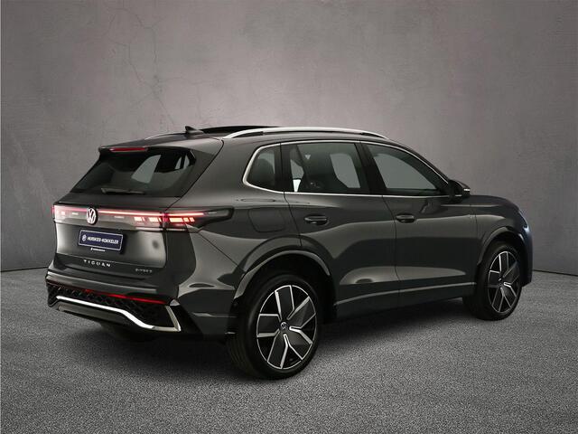 Volkswagen TIGUAN R-Line Edition 1.5 TSI eHybrid 272pk DSG Automaat Trekhaak, Panoramadak, Adaptive cruise control, Elektrische achterklep, Achteruitrijcamera