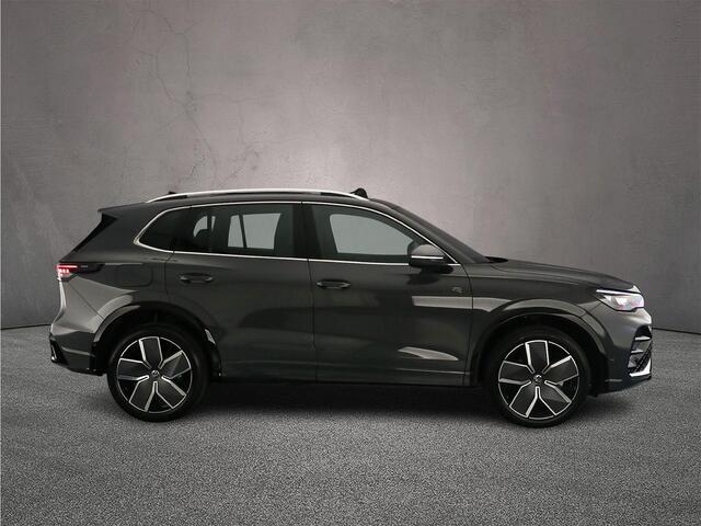 Volkswagen TIGUAN R-Line Edition 1.5 TSI eHybrid 272pk DSG Automaat Trekhaak, Panoramadak, Adaptive cruise control, Elektrische achterklep, Achteruitrijcamera