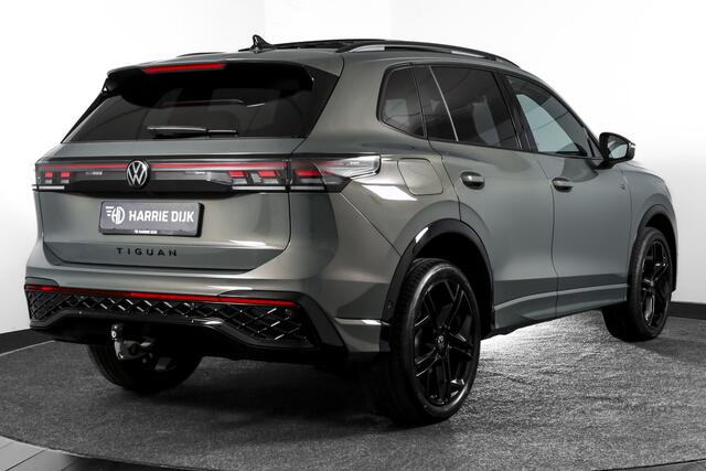 Volkswagen TIGUAN 1.5 eHybrid R-Line Edition 272 PK | Black Style | 15 inch Navi | Elek. Trekhaak | IQ Light | S/K-Panodak | Dig. Cockpit | Adapt. Cruise | Stoel-+Stuurverw. | 360 Camera | NAV + App. Connect | ECC | Elek. Klep | LM 20" | 8590
