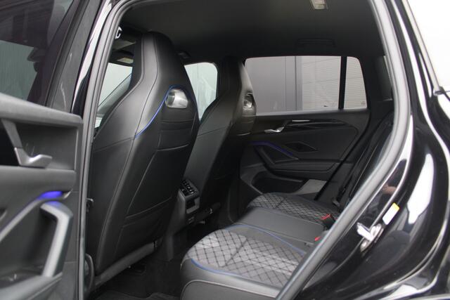 Volkswagen TIGUAN 1.5 eTSI R-Line Edition - IQ Light - Stoel/Stuurverwarming - Wegklapbare Trekhaak - Massage Stoel - Keyless - Dodehoek - Rijklaar