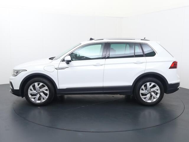 Volkswagen TIGUAN 1.4 TSI eHybrid Elegance | 245 PK | SoH 89% | Panoramadak | Matrix LED koplampen | Achteruitrijcamera | Apple Carplay/Android Auto | Navigatie |