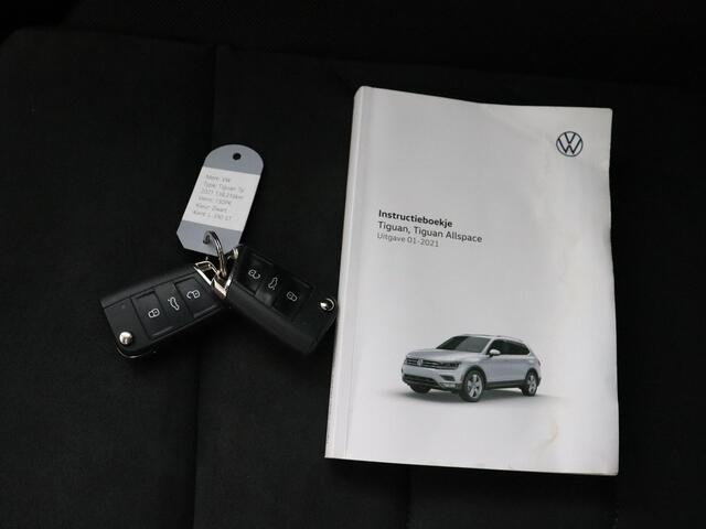 Volkswagen TIGUAN Allspace 1.5 TSI Highline Business R 7p. | Panoramadak! | Trekhaak! | Camera! | ACC!