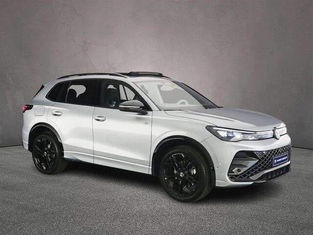 Volkswagen TIGUAN R-Line Edition 1.5 TSI eHybrid 204pk DSG Automaat Trekhaak, Navigatie, Panoramadak, Adaptive cruise control, Elektrische achterklep, Black style