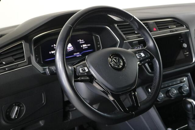 Volkswagen TIGUAN Allspace 1.5 TSI Highline Business R-Line Nieuwe All-Seasons | Climate | LED | Adaptive Cruise | Carplay | Mooie auto!