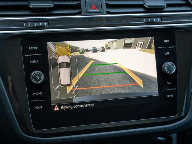 Volkswagen TIGUAN 1.5 TSI Life Business // PDC // Camera // Navigatie // Stuur en stoelverwarming