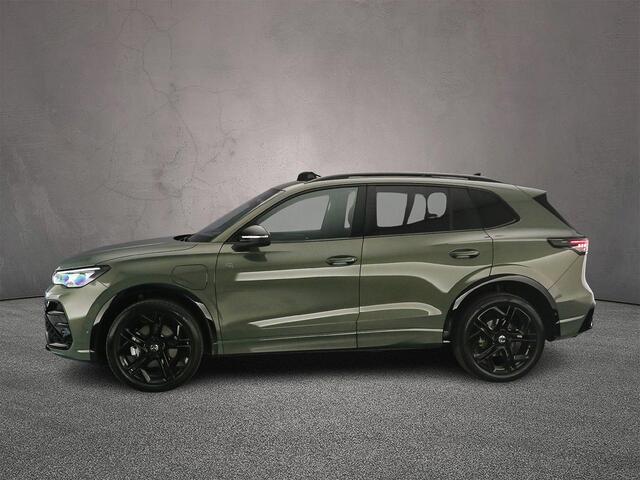 Volkswagen TIGUAN R-Line Edition 1.5 TSI eHybrid 204pk DSG Automaat Trekhaak, Lederen bekleding, Adaptive cruise control, 360 camera, Elektrische achterklep, Navigatie, Black style