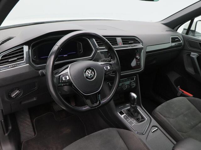 Volkswagen TIGUAN 1.5 TSi 150 Pk Automaat Highline Business R | Trekhaak | Panoramadak | Stoelverwarming | Adaptive Cruise | Camera | CarPlay | Navigatie | 19 Inch