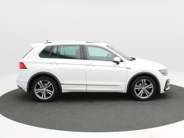 Volkswagen TIGUAN 1.5 TSi 150 Pk Automaat Highline Business R | Trekhaak | Panoramadak | Stoelverwarming | Adaptive Cruise | Camera | CarPlay | Navigatie | 19 Inch