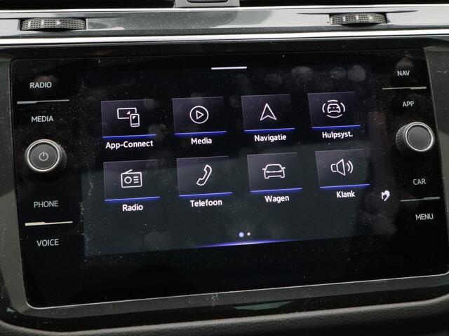 Volkswagen TIGUAN 1.5 TSi 150 Pk Automaat Elegance | Trekhaak | Panorama dak | Adaptive Cruise | Camera | Stoelverwarming | Matrix-Led | CarPlay | 18 Inch | 71.631 Km !!