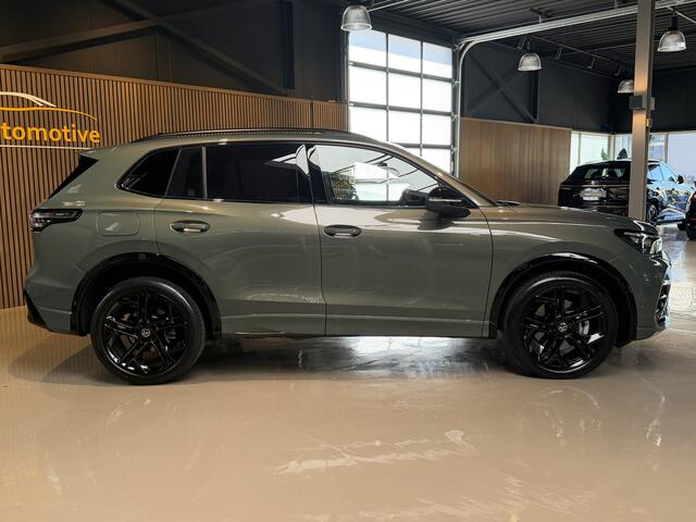 Volkswagen TIGUAN 1.5 eHybrid R-Line Edition 272 PK Cipressino Green Volleder interieur Panorama Navigatie Sfeerverlichting lmv volledig led verlichting El,trekhaak