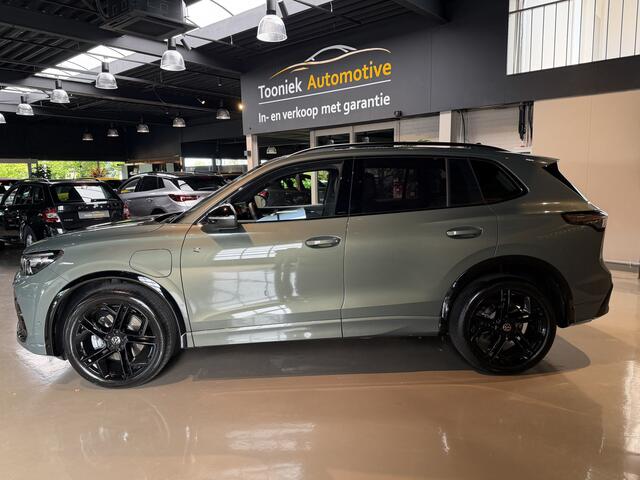 Volkswagen TIGUAN 1.5 eHybrid R-Line Edition 272 PK Cipressino Green Volleder interieur Panorama Navigatie Sfeerverlichting lmv volledig led verlichting El,trekhaak