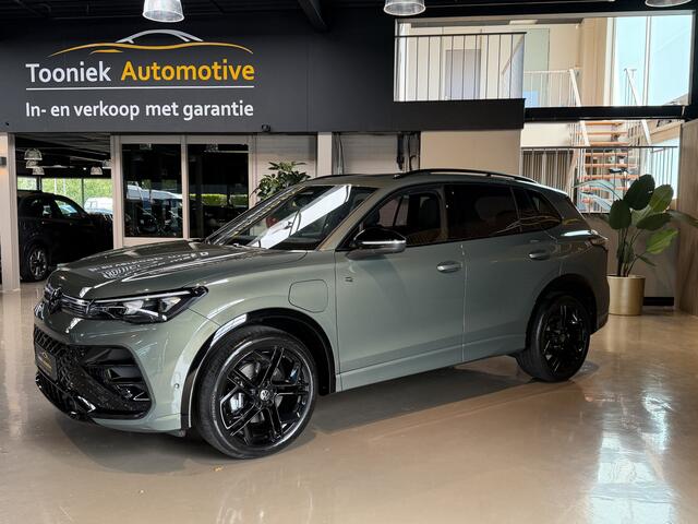 Volkswagen TIGUAN 1.5 eHybrid R-Line Edition 272 PK Cipressino Green Volleder interieur Panorama Navigatie Sfeerverlichting lmv volledig led verlichting El,trekhaak