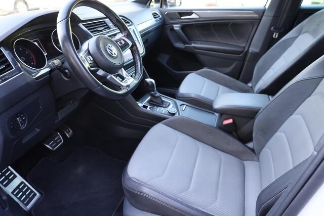 Volkswagen TIGUAN 2.0 TSI 4Motion Highline R-LINE TREKHAAK ELEC.UITKLAPBAAR PANO STOELVERW. ADAPTIVE-CRUISE CARPLAY NAVI CLIMA ELEC-KLEP 2XPDC 21''LMV NETTE AUTO!