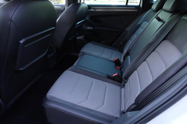 Volkswagen TIGUAN 2.0 TSI 4Motion Highline R-LINE TREKHAAK ELEC.UITKLAPBAAR PANO STOELVERW. ADAPTIVE-CRUISE CARPLAY NAVI CLIMA ELEC-KLEP 2XPDC 21''LMV NETTE AUTO!
