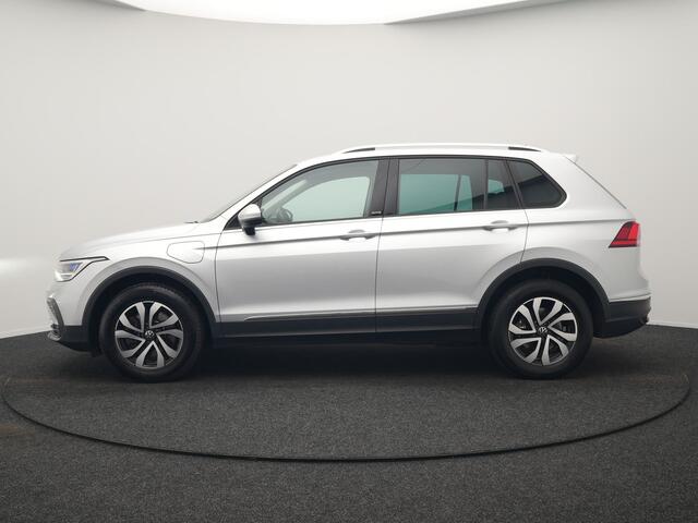 Volkswagen TIGUAN 1.4 TSI eHybrid Active PHEV 245pk Dealer O.H. | Trekhaak Af Fabriek | Adaptive Cruise | Camera | Stoelen & Stuur Verwarmd | Apple Carplay | Navigatie | Virtual Cockpit | DAB | Plug In Hybrid |