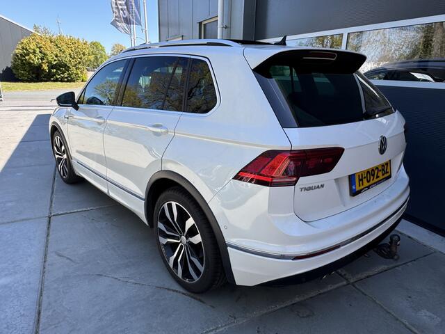 Volkswagen TIGUAN 1.5 TSI 150pk DSG ACT Highline Business R R-line Panorama Trekhaak Assistentie pakket Navigatie 20" Velgen