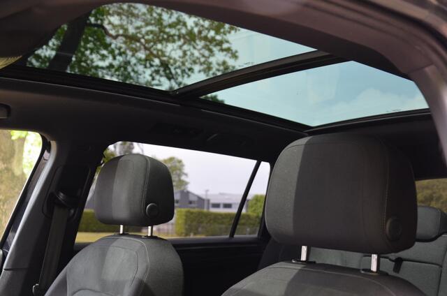 Volkswagen TIGUAN Allspace 1.5 TSI Highline Business R 7 Persoons. Automaat/Navi/Pdc/Ecc/Led/Virtual dashboard/Achteruitrijcamera/Panoramadak/Cr-Controle/19-Inch Lmv/Trekhaak elektrisch uitklapbaar/Stoelverwarming
