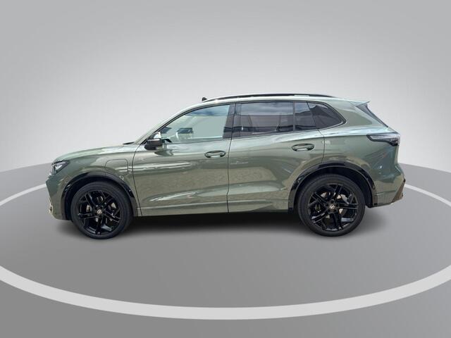 Volkswagen TIGUAN 1.5 eHybrid 272pk DSG R-Line Edition · Panoramadak · Inklap. Trekhaak · 360 Camera · Matrix LED · Massagefunctie · Keyless · Garantie t/m 18-08-2029 of 100.000km