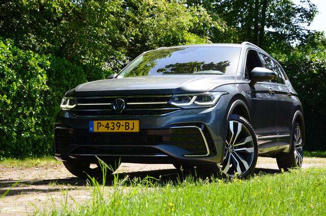 Volkswagen TIGUAN Allspace 1.5 TSI R-Line 7 Persoons. Automaat/Navi/Pdc/Ecc/Achteruitrijcamera/Panoramadak/Virtueel dashboard/Privacy-Glass/Cr-Controle/20-Inc Lmv/Trekhaak-Afnb