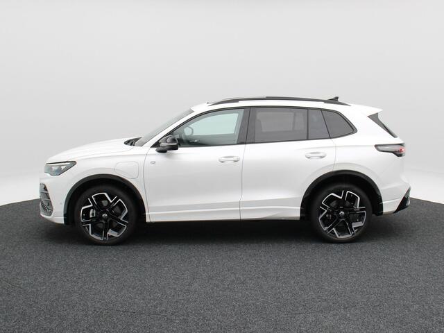 Volkswagen TIGUAN 1.5 eHybrid 272 Pk Automaat R-Line Edition | Black Style | Panoramadak | Stoelverwarming | Trekhaak | Adaptive Cruise | 360° Camera | CarPlay | 20 Inch | 13.549 Km !!