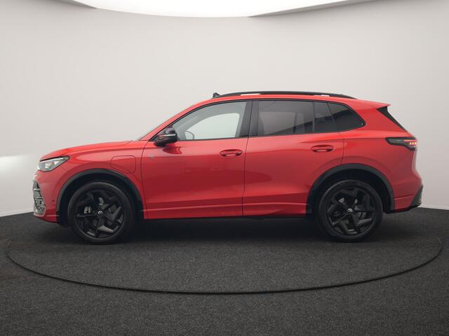 Volkswagen TIGUAN 1.5 eHybrid R-Line Edition PHEV 204pk Dealer O.H. | Panodak | Adaptive Cruise | Head Up | 360 Camera | IQ Light | Sportstoelen Massage & Memory | Sfeerverlichting | Keyless | Blis | Apple Carplay | Navigatie | DAB | Plug In Hybrid |