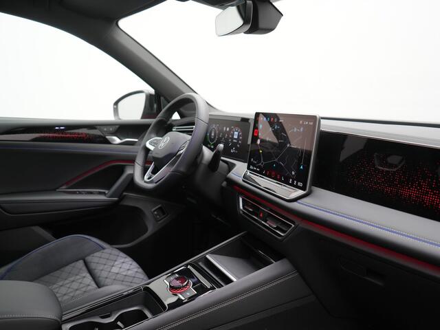 Volkswagen TIGUAN 1.5 eHybrid R-Line Edition PHEV 204pk Dealer O.H. | Panodak | Adaptive Cruise | Head Up | 360 Camera | IQ Light | Sportstoelen Massage & Memory | Sfeerverlichting | Keyless | Blis | Apple Carplay | Navigatie | DAB | Plug In Hybrid |