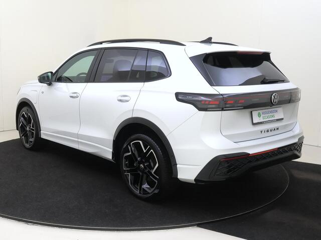 Volkswagen TIGUAN 1.5 eHybrid R-Line Edition | SoH 100% | Panoramadak | Trekhaak | Lederen bekleding 'Varenna' | 360 camera | Black style | Harman/kardon | Adaptieve demping |