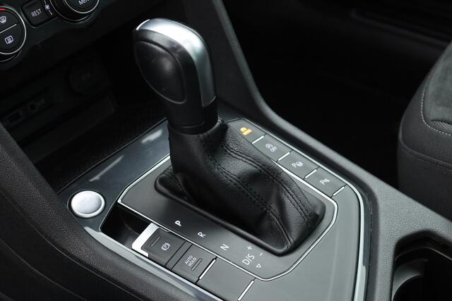 Volkswagen TIGUAN 1.5 TSI ACT R-Line Highline | Rijklaar | Orig. NL | S/K-Dak | Dig. Cockpit | Massage | Trekhaak | Camera+PDC | Adapt. Cruise | Stoelverw. | Nav+App.Connect | DAB | Elek. Klep V