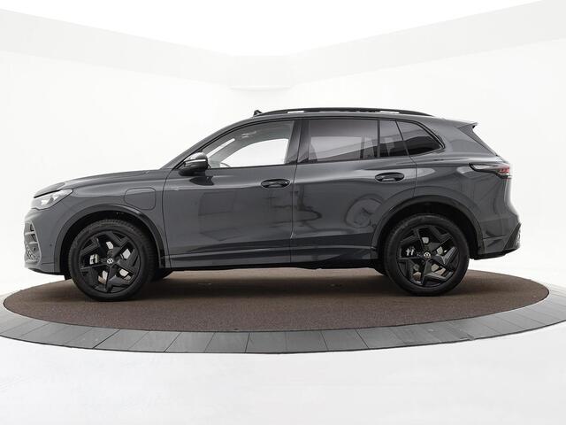 Volkswagen TIGUAN 1.5 eHybrid 272pk DSG R-Line Edition · Panoramadak · Inklap. Trekhaak · 360 Camera · Matrix LED · Massagefunctie · Keyless · Garantie t/m 27-10-2029 of 100.000km