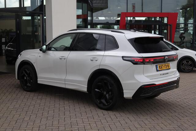 Volkswagen TIGUAN 1.5 eHybrid R-Line Edition 60 mnd 100.000 km garantie Black style wegklapbare trekhaak LED matrix 4 x stoelverwarming voorruit- en stuurwielverwarming park assist pro IQ drive key less elektrische achterklep dynamische richtingaanwijzers privacy glas extr
