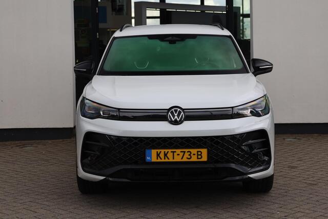 Volkswagen TIGUAN 1.5 eHybrid R-Line Edition 60 mnd 100.000 km garantie Black style wegklapbare trekhaak LED matrix 4 x stoelverwarming voorruit- en stuurwielverwarming park assist pro IQ drive key less elektrische achterklep dynamische richtingaanwijzers privacy glas extr