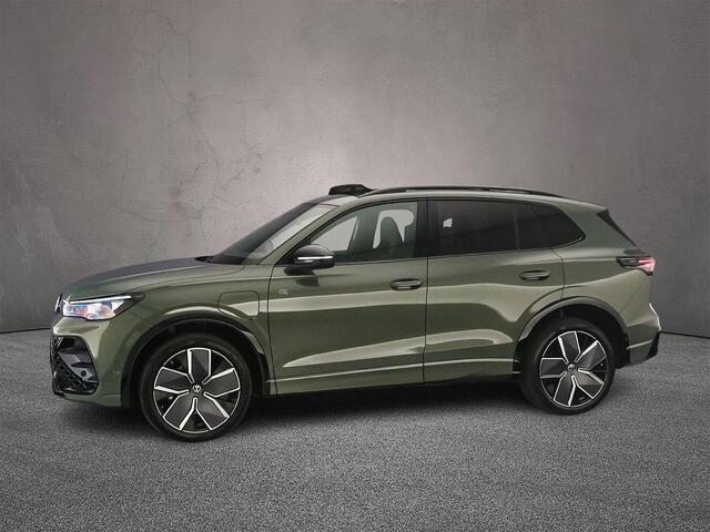 Volkswagen TIGUAN R-Line Edition 1.5 TSI eHybrid 272pk DSG Automaat Trekhaak, Black Style, Adaptive cruise control, Panoramadak, LED matrix koplampen, 360 camera