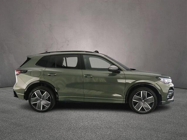 Volkswagen TIGUAN R-Line Edition 1.5 TSI eHybrid 272pk DSG Automaat Trekhaak, Black Style, Adaptive cruise control, Panoramadak, LED matrix koplampen, 360 camera