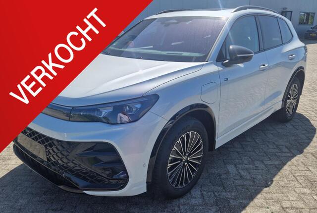 Volkswagen TIGUAN 1.5 eHybrid R-Line Edition FULL OPTION, Wegklapbare trekhaak, Leder, pano, harman & kardon, trekhaak, 20", blackstyle, 4 x stoelverwarming, elektrische lederen stoelen met geheugen en massage, LED matrix pro max, navigatie, IQ drive, winterpakket plus, et