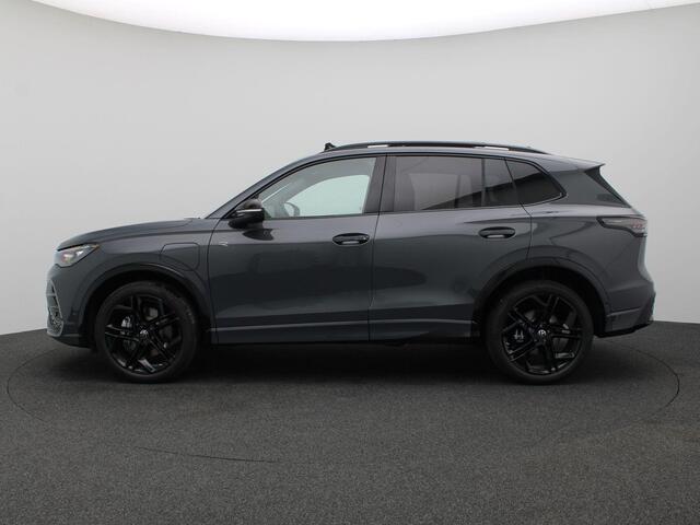 Volkswagen TIGUAN 1.5 eHybrid R-Line Edition 272PK DSG Panoramadak, Trekhaak, 20" LM Velgen, Black Style, 360gr. Camera, Head-Up Display, Navi via Apple Carplay/Android Auto