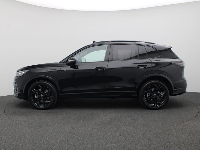 Volkswagen TIGUAN 1.5 eHybrid R-Line Edition 272PK DSG Panoramadak, Trekhaak, Leder, Memorystoelen, Achteruitrijcamera, Keyless, Navi via Apple Carplay/Android Auto, Side Assist, Black Style, 20" LM Velgen, Matrix LED-Verlichting