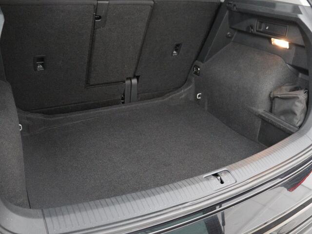Volkswagen TIGUAN 1.5 TSI Comfortline | 1e eigenaar | Trekhaak | Carplay | Camera | Navigatie | Park Assist | Adaptive Cruise | Climate Control | Bluetooth | DAB | 83.800km NAP