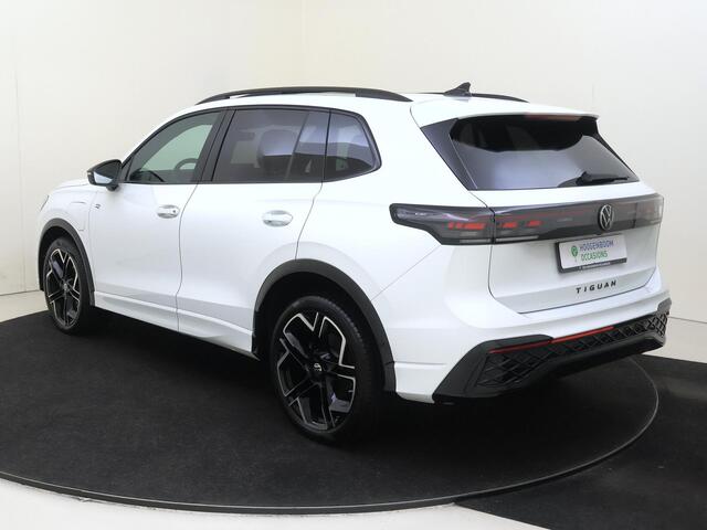 Volkswagen TIGUAN 1.5 eHybrid R-Line Edition | SoH 99% | Panoramadak | Lederen bekleding 'Varenna' | Trekhaak | Harman/kardon | Head-up display | Adaptieve demping | Black style | Stoelventilatie voor |