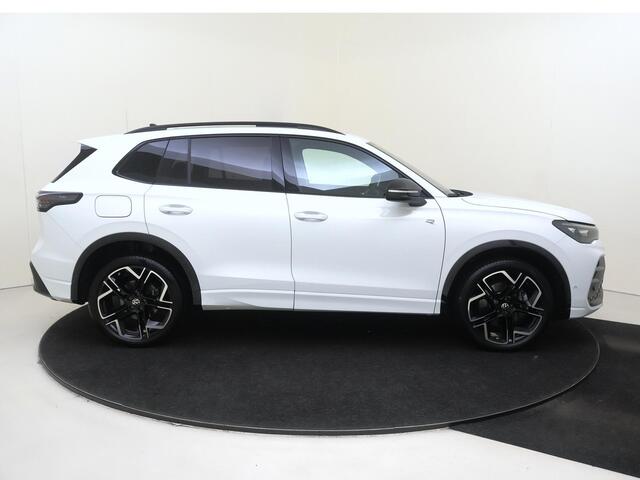 Volkswagen TIGUAN 1.5 eHybrid R-Line Edition | SoH 99% | Panoramadak | Lederen bekleding 'Varenna' | Trekhaak | Harman/kardon | Head-up display | Adaptieve demping | Black style | Stoelventilatie voor |