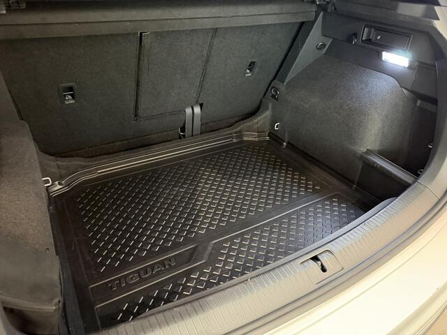 Volkswagen TIGUAN 1.5 TSI R-Line Business+ | Panoramdak | Trekhaak | Dodehoek Detectie | Achteruitrijcamera | Stoel- en stuurverwarming