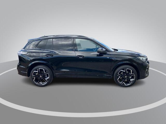 Volkswagen TIGUAN 1.5eHybrid 200kW/272PK R-Line Black Style DSG · Panoramadak · Leder · Trekhaak · Harman Kardon sound · Camera · Apple/Android Car Play · Verwarmde stoelen Voor & Achter · Stoelventilatie · Garantie t/m 10-06-2030 of 100000km.