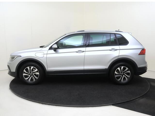 Volkswagen TIGUAN 1.4 TSI eHybrid Life Business | SoH 93% | Trekhaak | Adaptieve cruise control | Achteruitrijcamera | Navigatie | Adaptieve cruise control | Stoel- en stuurwielverwarming | 3-zone airco |