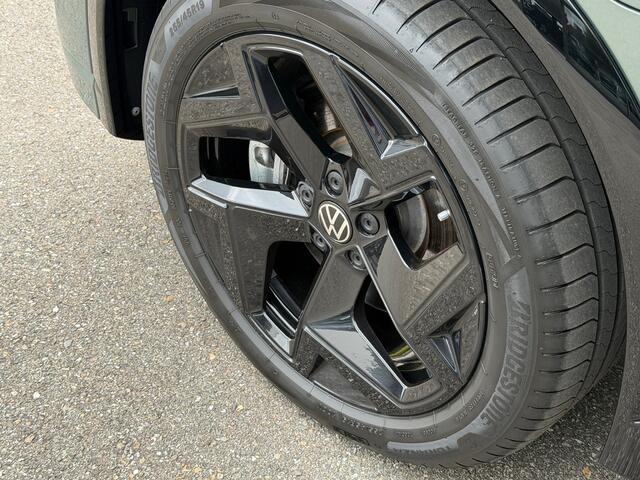 Volkswagen TIGUAN 1.5 eHybrid R-Line | Black line | 360 Camera | Trekhaak | Dode hoek | IQ light | Elek. klep | Rijklaar incl. garantie