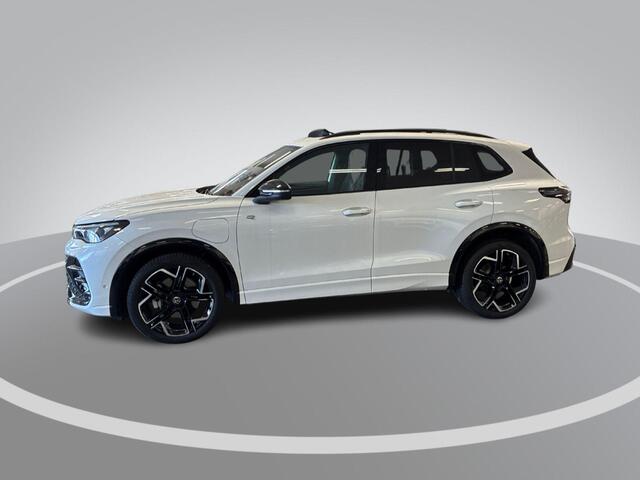 Volkswagen TIGUAN 1.5 eHybrid 204pk DSG R-Line Edition · Panoramadak · 360 Camera · Inklap. Trekhaak · Keyless · Dodehoeksensor · 19"Velgen · Garantie t/m 17-06-2030 of 100.000km