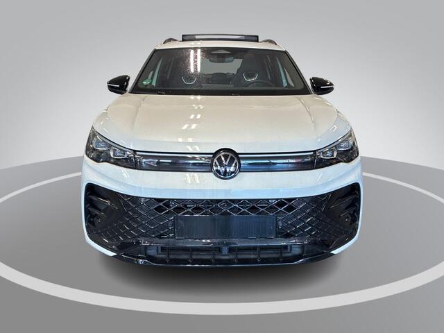 Volkswagen TIGUAN 1.5 eHybrid 204pk DSG R-Line Edition · Panoramadak · 360 Camera · Inklap. Trekhaak · Keyless · Dodehoeksensor · 19"Velgen · Garantie t/m 17-06-2030 of 100.000km
