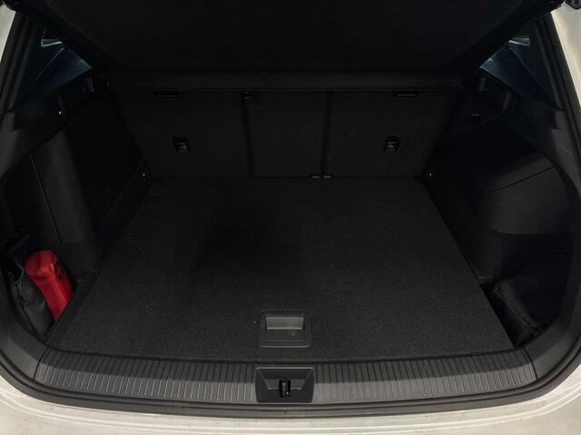 Volkswagen TIGUAN 1.5 eHybrid 204pk DSG R-Line Edition · Panoramadak · 360 Camera · Inklap. Trekhaak · Keyless · Dodehoeksensor · 19"Velgen · Garantie t/m 17-06-2030 of 100.000km