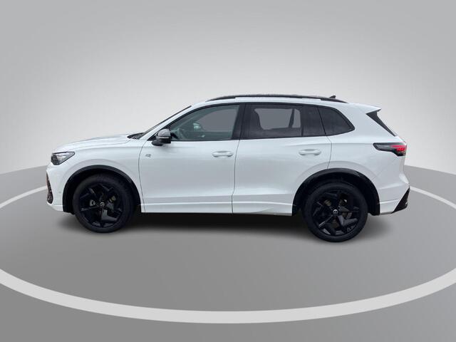 Volkswagen TIGUAN 1.5eTSI/150PK R-Line Black Style DSG · Panoramadak · Trekhaak · Apple/Android Car Play · Camera · Garantie t/m 30-09-2030 of 100000km.