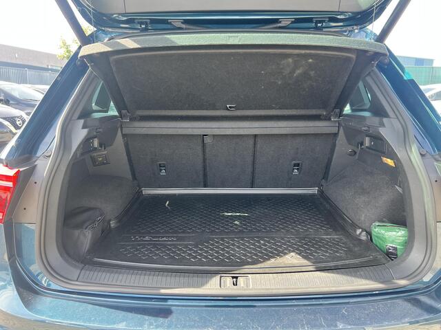 Volkswagen TIGUAN 1.5 TSI R-Line Business+ | Panoramadak | Camera | Carplay | 2 zone airco