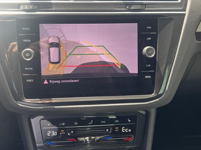 Volkswagen TIGUAN 1.4 TSI eHybrid Elegance Business+ Dealer onderhouden / Elektrische trekhaak (1800 kg) / Accu SoH 94.4 % / Navigatie / Apple Carplay Android / Stuur- en stoelverwarming / Parkeer assistent / 18" LM wielen /